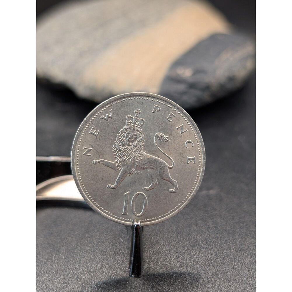 1969 UK 10 New Pence Coin • Queen Elizabeth II • Large Type Lion Reverse